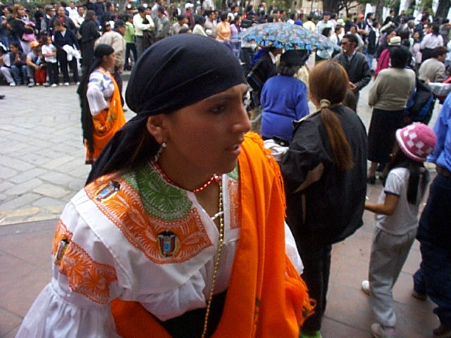 Ecuadorianerin in Cuenca.JPG - farbenfrohe leute in cuenca